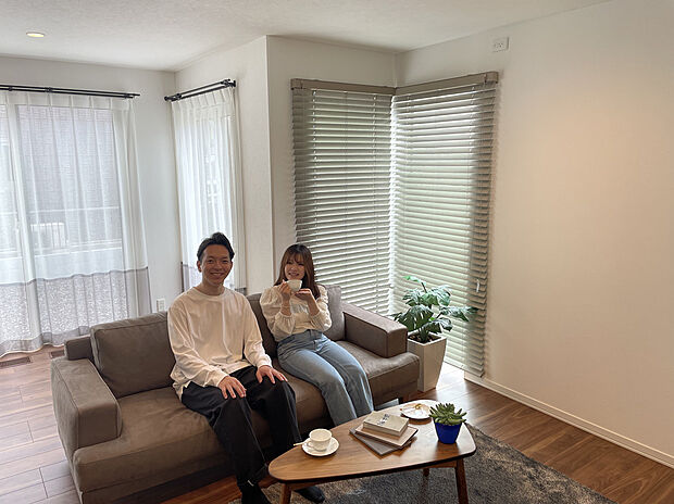 カーテンを開ければ【光に溢れる空間に】・カーテンを閉めれば【お家が映画館に大変身♪】。ネットフリックスを見たり、youtubeを見たり…更には!!!プロジェクターが投影できる場所もありますよ♪