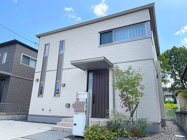 構造美が際立つ、セキスイハイム鉄骨造のスタイリッシュな佇まい。