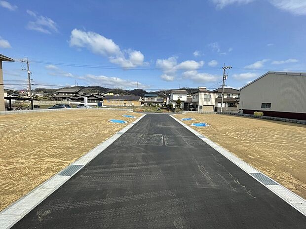 分譲地南面から撮影/分譲地真ん中の道路は5.0mと広々!
大きな車でも入ることが出来るので、ファミリーにもおすすめです。