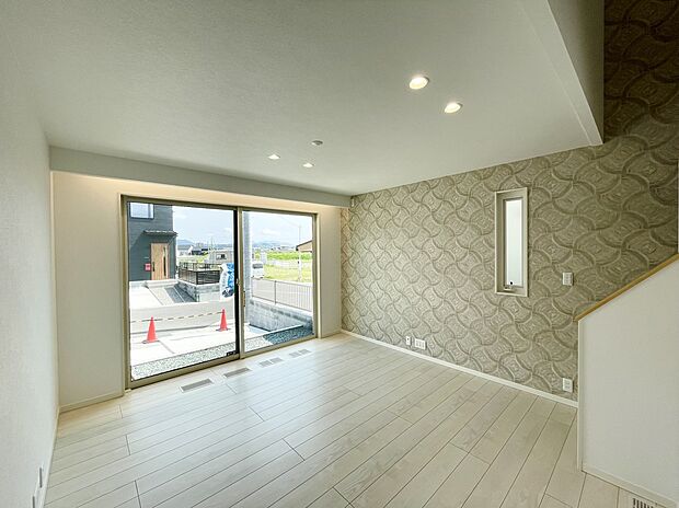 【【リビング】】南側から明るい日照が差し込みます!大開口!