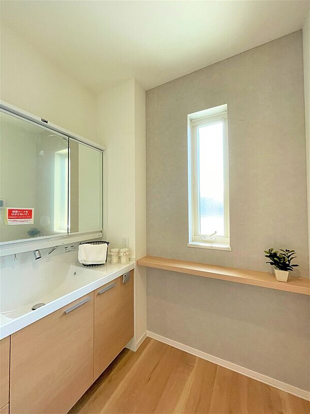 【お子様とご両親様が横並びにご利用いただける洗面台】清潔感のある色調で洗面スペースをコーディネートしております!