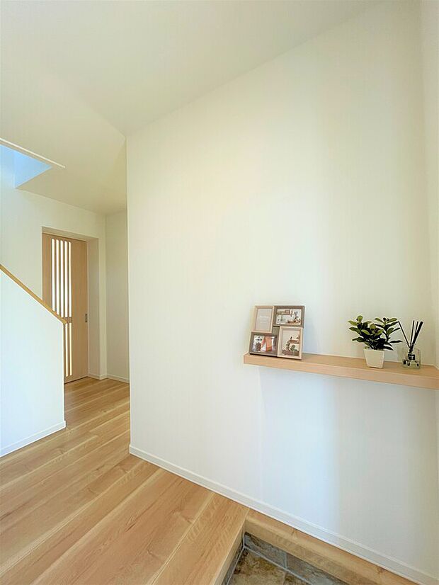 【広々と設計させていただいた玄関】開放感に溢れた玄関でお客様・ご家族様をお出迎えできます!インテリアカウンターも設けており、お写真やお車のカギ等の置き場としてご活用いただけます!