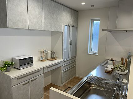 清潔感がある色調のクリナップ製ステディアカウンターキッチン