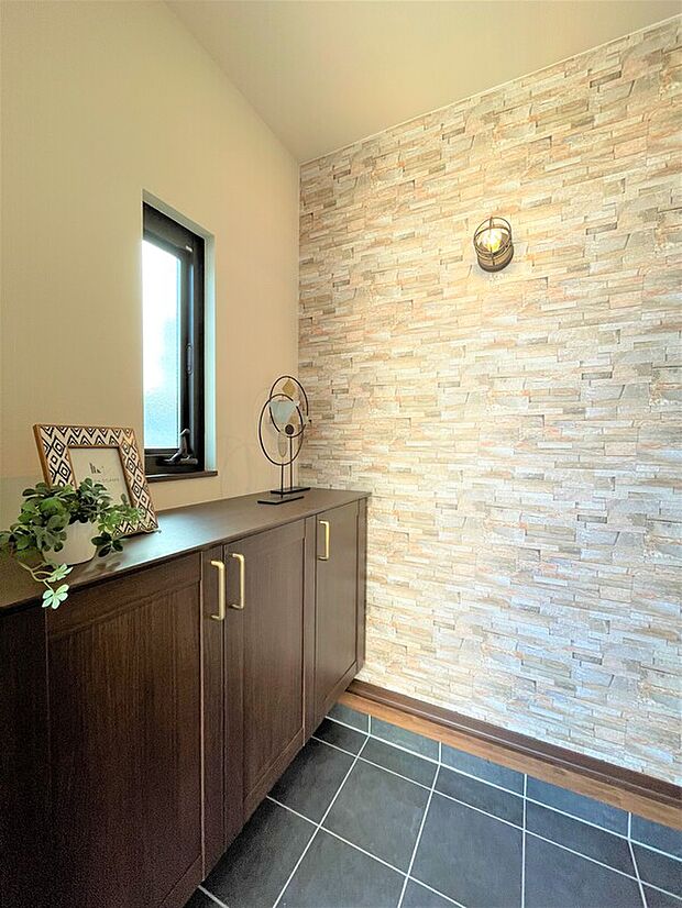 【広々と設計させていただいた玄関】開放感に溢れた玄関でお客様・ご家族様をお出迎えできます!インテリアカウンターも設けており、お写真やお車のカギ等の置き場としてご活用いただけます!