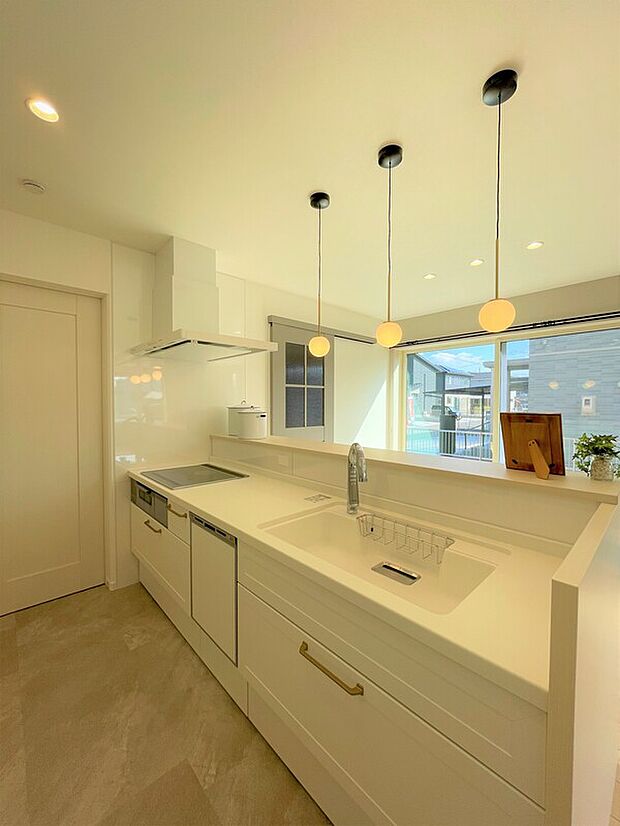 【キッチン(1)】対面キッチンを採用することで調理中でもLDK全体を見渡すことができます。