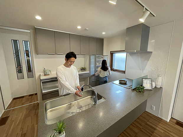 【キッチン】スタイリッシュなフルフラット型キッチンを採用しております!