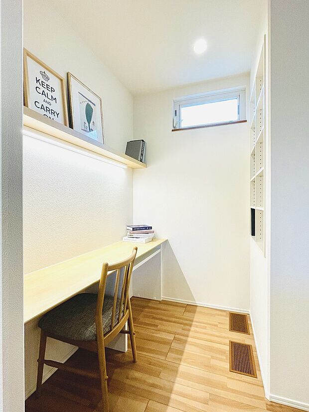 【学習スペース】リビング内には学習スペースをご用意。
