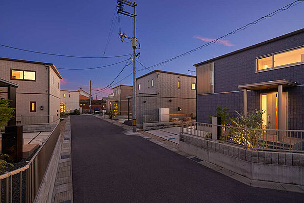 【【分譲地内:夜景写真(1)】】団地内道路は通り抜けできませんので、安全性と防犯性に優れております。【2025/10/5撮影】