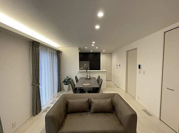 【約20畳のゆったりLDKスペース】TV裏にはアクセントとしてエコカラットを採用。アクセントを設けることで単調ではなく飽きにくい空間づくりをしております!