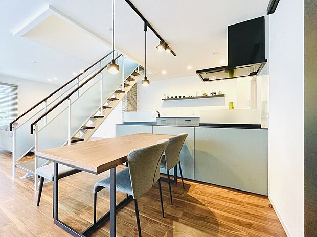 【ダイニングキッチン】ブラックとグレーを基調としたトレンドのキッチンを採用。LDKに入ると統一感のある風景が広がるので毎日気持ち良く過ごせます!