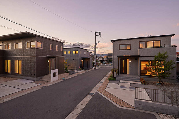 【【分譲地内:夕景写真(2)】】団地内道路6.0mあるので、運転も楽々です。 【2025/10/5撮影】
