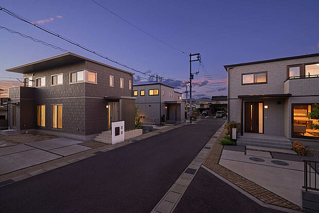 【【分譲地内:夜景写真(2)】】団地内の分譲住宅全区画3台駐車可能です(最大4台駐車できる区画もあります)【2025/10/5撮影】