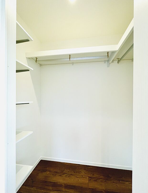 【ファミリークローゼット】主寝室のWICとは別にファミリークローゼットをご準備。お子様の成長に合わせて使い方を変えていただけます!