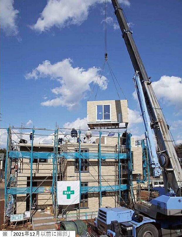 【据付作業】(1)一日で雨仕舞まで完了。
(2)工場で作ったユニットを組み上げて住宅を作る。
※建築規模や天候、その他の条件により一日で完了しない場合があります。