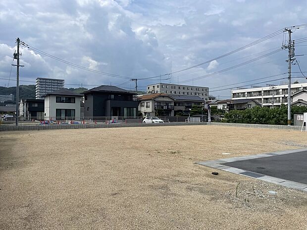 【現地外観画像】高い建物がないので日当たり良好！！
日差しがあることで、自然とお家の中も明るくなり、毎日の生活に彩が加わります。
家庭菜園やガーデニングも楽しめそうですね。