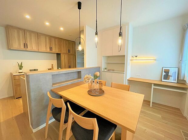 【対面キッチン】リビング全体が見渡せるオープンタイプの対面キッチン。お子様を見守りながら料理をすることができます。また、家事をしながら家族との会話を楽しむことも。