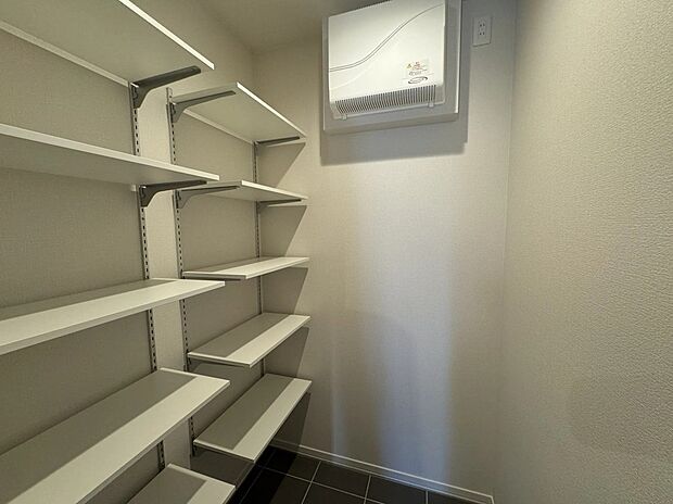 【シューズクローク】玄関には広々としたシューズクロークを完備!靴はもちろん、自転車やベビーカーなどをしまうのにも適しています。来客からは見えないため、玄関がスッキリとしたイメージに!