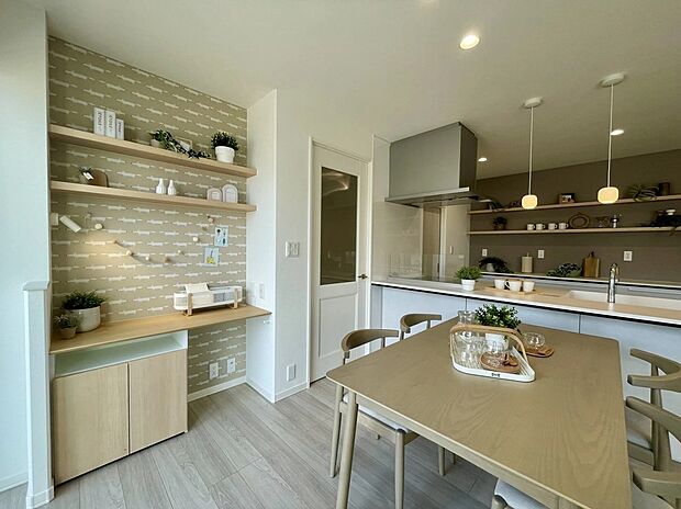 配膳もしやすいキッチンとダイニングの位置関係になっています。