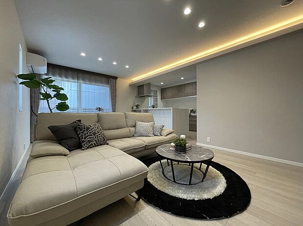 やさしく広がる間接照明の光が、空間に落ち着きと上質感をもたらし、至福のくつろぎ時間を演出します。