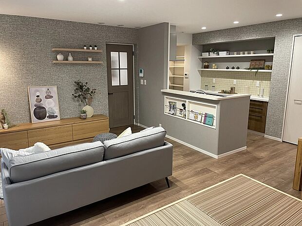 生活感が出やすいキッチンの手元や冷蔵庫を見せない工夫で、すっきりとした印象とデザイン性を両立しています。