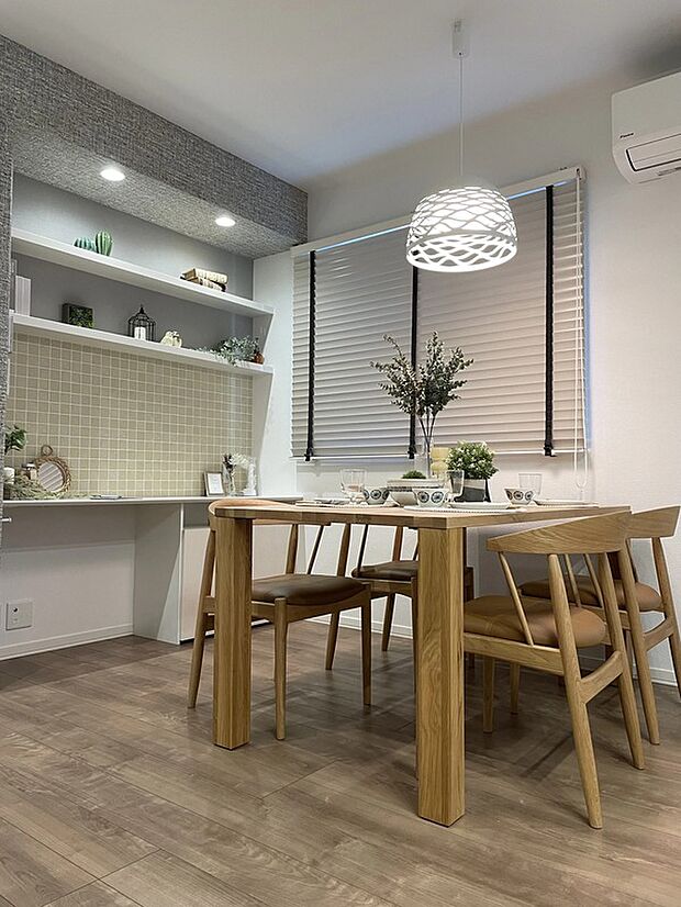 落ち着いたグレーとベージュの色合いに、照明の柔らかな光が空間全体を包み込み、くつろぎを感じられる住まいです。