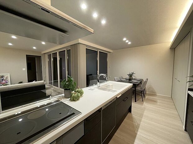 リビングとダイニングを見渡せる開放的なキッチン。家族の様子を感じながら料理ができ、テレビも視界に入る配置で、毎日の家事時間も楽しく快適に過ごせます♪