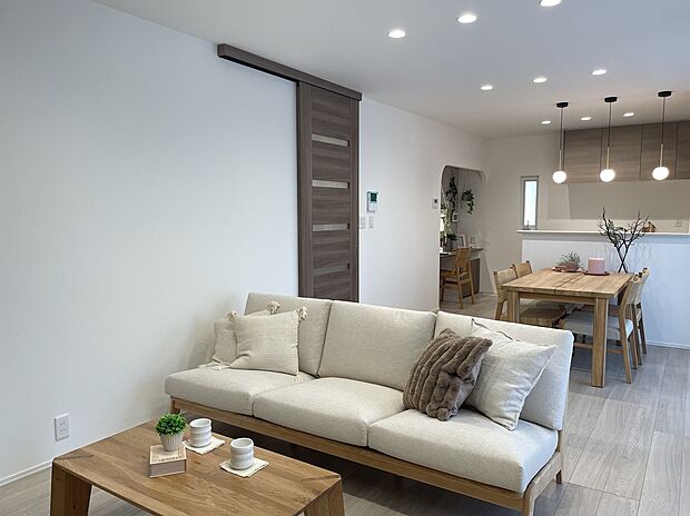 【SHP下吾川4号地内観写真：2024年6月3日撮影】生活動線と家族のくつろぎを邪魔しない間取り＋家具配置。ソファ・ダイニングでくつろいでいるご家族に干渉しない生活動線になっています。キッチンに行く。２階へ上がる。お風呂に入る。外出をする。