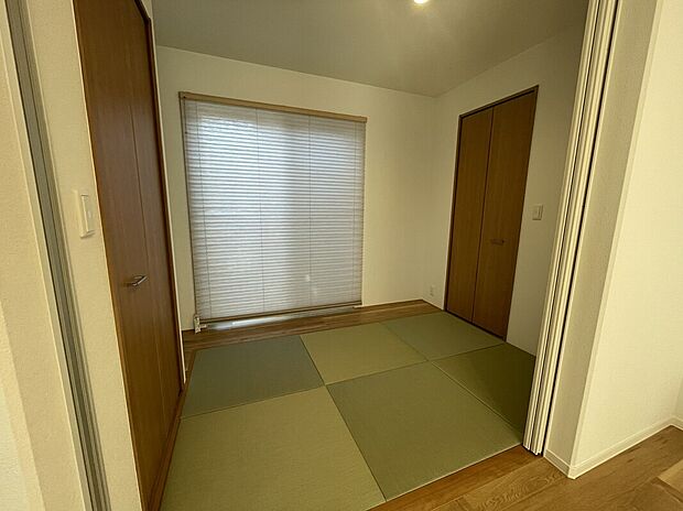 【新須賀(5)号地和室：2026年3月13日撮影】リビングと続きの北側和室。変化の少ない穏やかな光の中でお子様がお昼寝をしたり、奥様がストレッチをしたりと多目的に使える空間です。