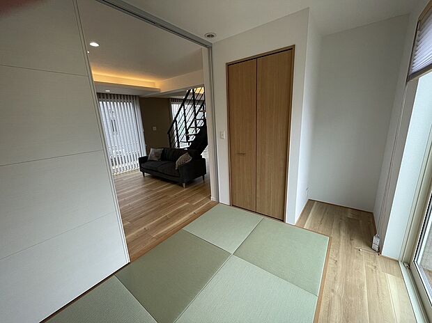 【新須賀(5)号地和室：2024年7月29日撮影】リビングと続きの北側和室。変化の少ない穏やかな光の中でお子様がお昼寝をしたり、奥様がストレッチをしたりと多目的に使える空間です。