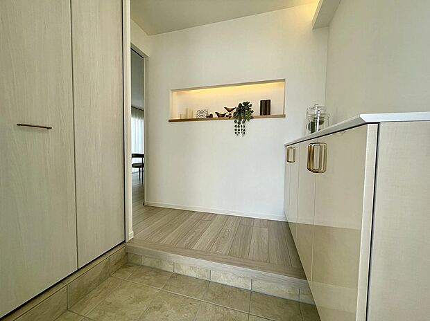 【玄関】小物を美しく飾れる、空間に彩りを添えるおしゃれな玄関ニッチです。