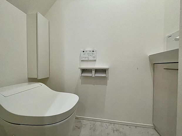 【トイレ】タンクレストイレを採用し空間もすっきり!