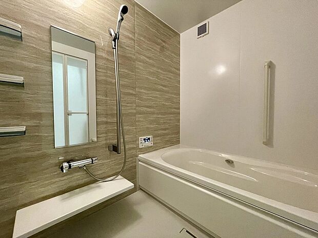 【浴室】清潔感があり機能的な浴室です。