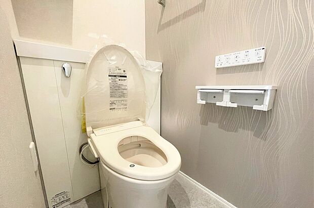 【トイレ】清潔感あふれる空間に、使い勝手の良い設備を備えた快適なトイレ。
お手入れもしやすく、毎日を気持ちよく過ごせます。