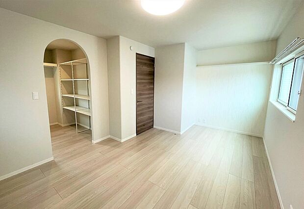 【主寝室】広々とした空間の主寝室。