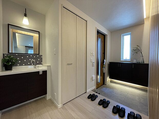 【玄関】玄関そばに手洗いスペースを設置。手洗いを習慣化してウイルスを室内に持ち込みにくくします。