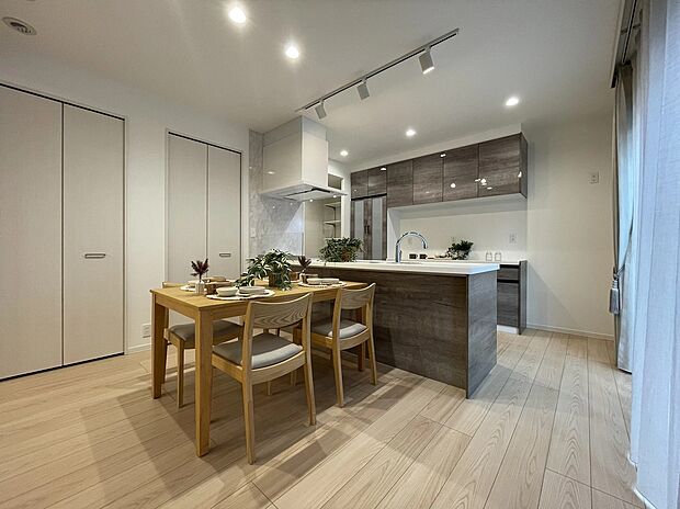 【LDK】ダイニングと一体感のある対面キッチンで、家族との時間を楽しめる心地よい空間。