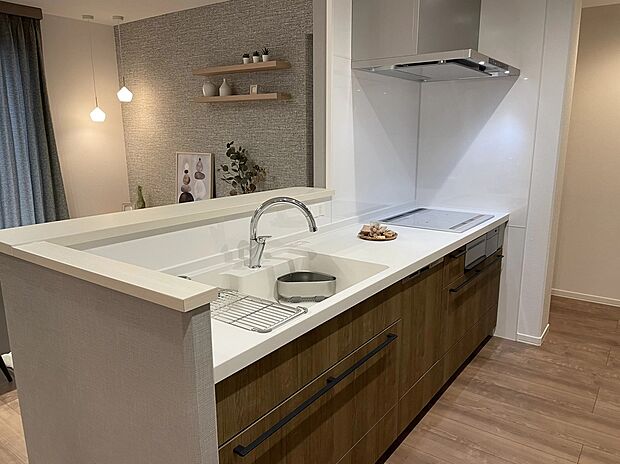 【キッチン】リビングやダイニングまで見渡せる開放的な対面キッチンを採用し、料理をしながらでも家族との会話やつながりを大切にできる空間に仕上げました。