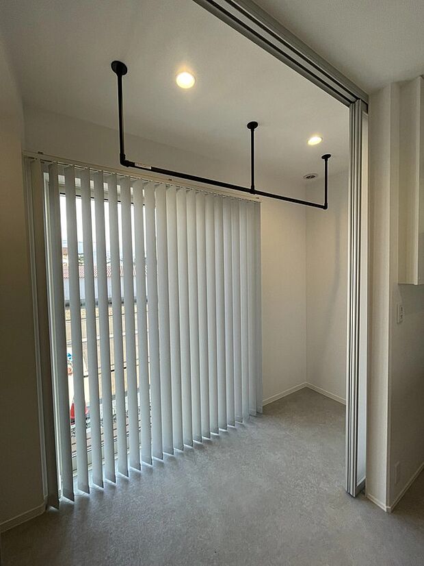 【その他】室内物干しスペースを設けており、天候や花粉を気にせず洗濯物を干せます。雨の日や花粉の時期でも安心して使える、便利で快適な設備です。