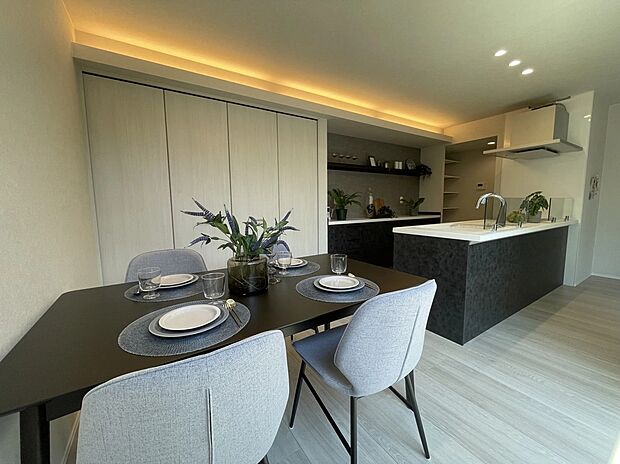 【ダイニング】大開口のリビング窓からたっぷりの光が差し込むダイニング。明るく開放的な空間で、心地よい食事のひとときを過ごせます♪