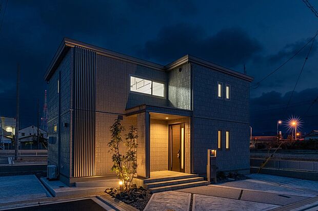 【外観写真】夕暮れからは照明が建物を引き立て、昼間とは違った魅力を見せてくれます。