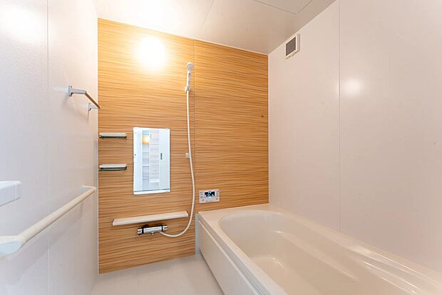 【浴室】白とナチュラルブラウンの優しい色合いが調和した浴室。心身ともにくつろげる癒しの空間です。