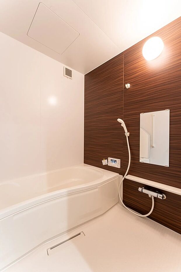 【浴室】白とブラウンで統一された浴室は、高級感と落ち着きを両立。ゆったりくつろげる空間で、毎日のバスタイムをリラックスして過ごせます。