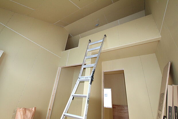 【２号棟　内観】ロフトの洋室で、勾配天井で開放感抜君です。