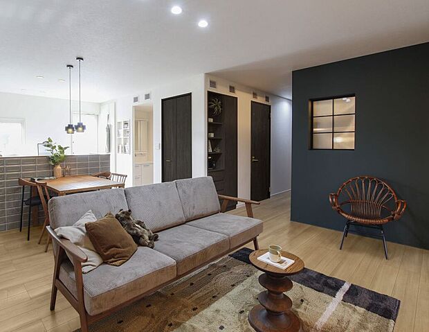 【参考インテリア】アクセントクロスが目を引くリビング。