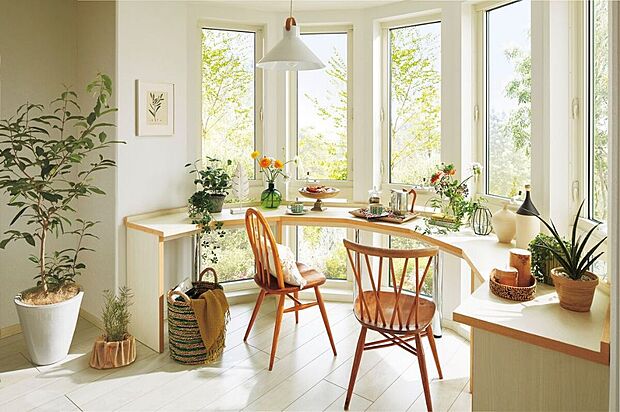 【【参考インテリア】】ゆるやかに弧を描く窓が印象的なスペース。
※お客様のご希望に合わせてインテリアコーディネーターがご提案します