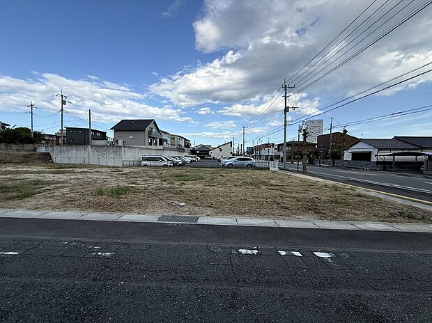 【No.2／分譲地写真】小学校や公園まで徒歩6分圏内。お子様がいる方に嬉しい立地です（25年10月撮影）