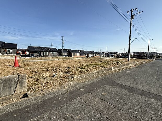 【No.13／現地土地写真】全14区画の分譲地です（25年11月撮影）