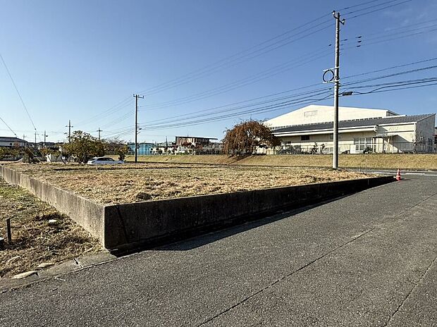 【No.1／現地土地写真】前面道路は北側6m・西側9mあり、運転が苦手な方でも安心です（25年11月撮影）