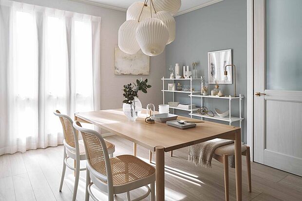 【【参考インテリア】】印象的なダイニングの照明は空間のアクセントに。
※お客様のご希望に合わせてインテリアコーディネーターがご提案します