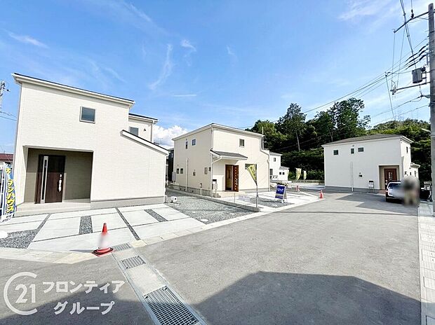 外壁にサイディング材を使用したおしゃれな外観。色柄バリエーションが豊富なため、住まいの表情を豊かに表現してくれます。また、雨で汚れを落としてくれるので、綺麗な外観が長続きします！